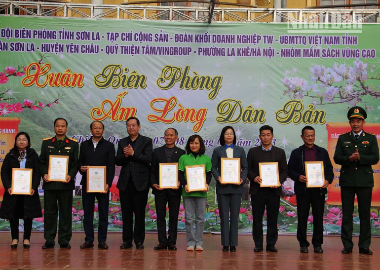 Lãnh đạo Bộ Chỉ huy Bộ đội Biên phòng tỉnh Sơn La và huyện Yên Châu trao giấy chứng nhận cho các nhà tài trợ.