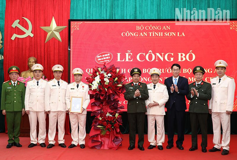 Lãnh đạo thị xã Mộc Châu, Công an thị xã Mộc Châu tặng hoa chúc mừng Công an thị xã Mộc Châu.