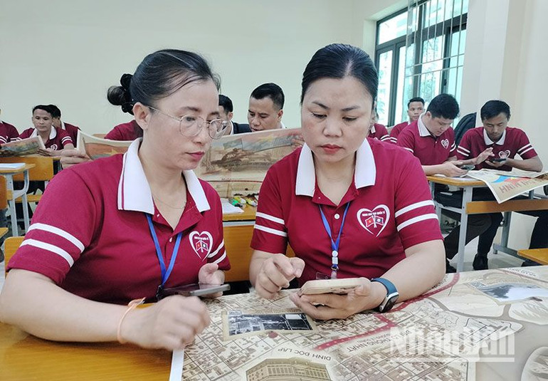 Các cán bộ Lào đang học tập tại Trường cao đẳng Sơn La trải nghiệm công nghệ số bằng điện thoại thông minh bằng cách quét mã QR trên phụ san đặc biệt của Báo Nhân Dân. Các cán bộ Lào đang học tập tại Trường cao đẳng Sơn La trải nghiệm công nghệ số bằng điện thoại thông minh bằng cách quét mã QR trên phụ san đặc biệt của Báo Nhân Dân.