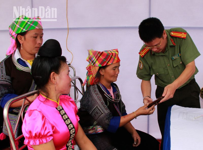 Phòng Quản lý xuất nhập cảnh, Công an tỉnh Sơn La tuyên truyền, hướng dẫn người dân đăng ký làm hộ chiếu trực tuyến.