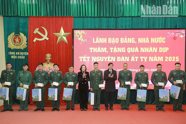 Phó Chủ tịch Quốc hội Nguyễn Thị Thanh tặng quà cán bộ, chiến sĩ Đồn Biên phòng Chiềng Sơn, Bộ đội Biên phòng tỉnh Sơn La.