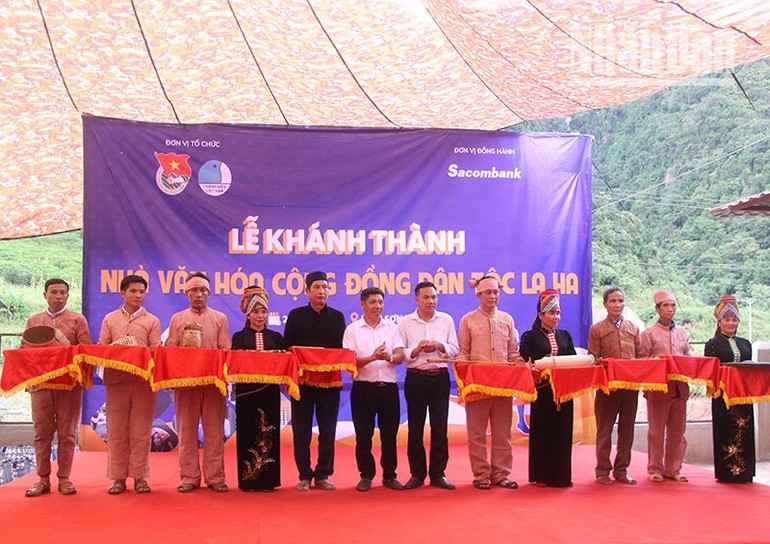 Các hộ gia đình trao tặng kỷ vật trưng bày tại nhà văn hóa cho chính quyền địa phương. (Ảnh: Quốc Tuấn)