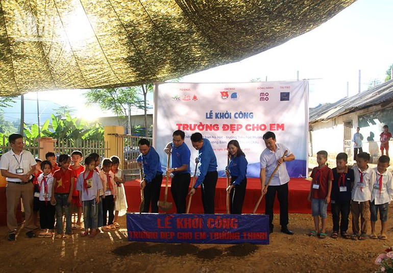 Khởi công công trình "Trường đẹp cho em" tại điểm trường bản Nà Hát, Trường tiểu học Mường Bám 1, xã Mường Bám, huyện Thuận Châu. (Ảnh: Phan Thảo)