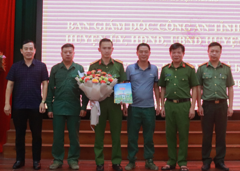 Ban Giám đốc, Huyện ủy Vân Hồ khen thưởng Ban Chuyên án và các lực lượng tham gia bắt giữ thành công đối tượng truy nã đặc biệt nguy hiểm Giàng A Đua. (Ảnh: Công an Sơn La)