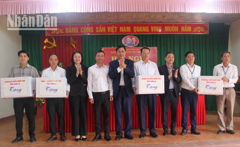 Đoàn đại biểu Quốc hội tỉnh Sơn La tặng quà 4 xã biên giới thuộc huyện Yên Châu.