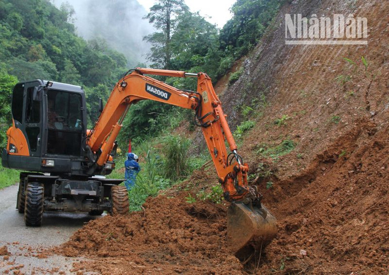 Ban Chỉ huy Quân sự thành phố Sơn La đã huy động 3 máy xúc, 1 xe tải múc đất các điểm sạt ta-luy dương.