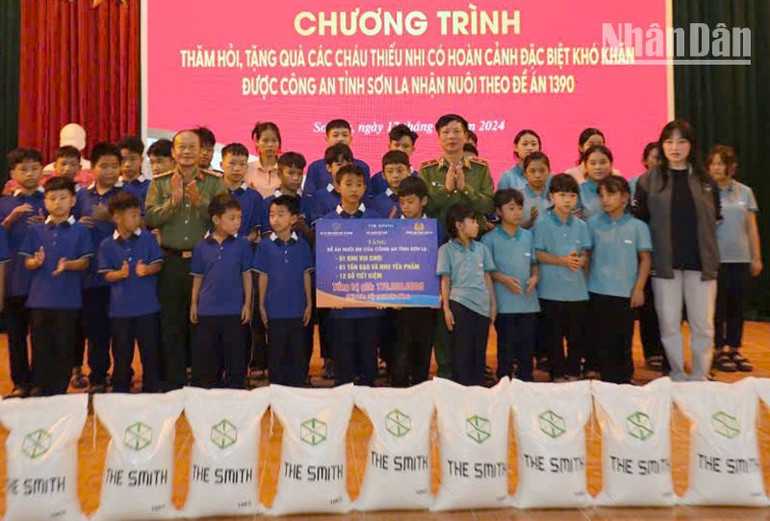 Bộ Tư lệnh Cảnh sát cơ động và Công an tỉnh Sơn La trao 5 ngôi nhà nhân ái cho trẻ em có hoàn cảnh khó khăn.