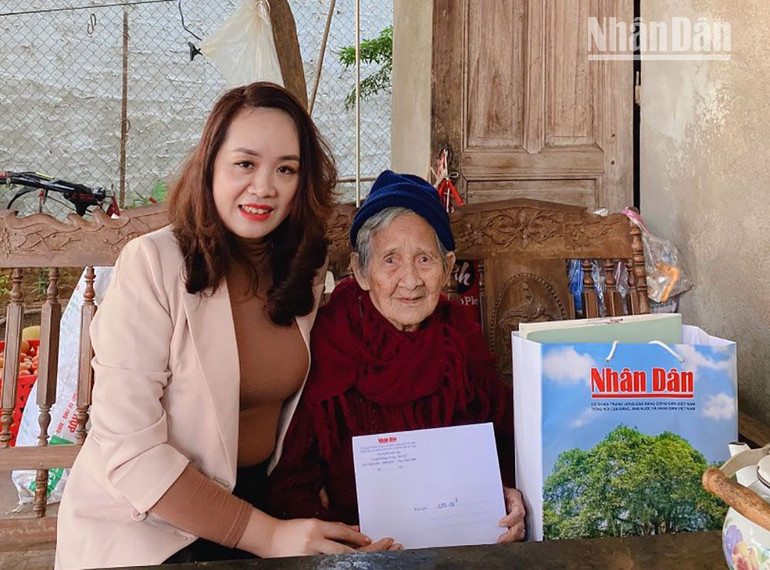 Chuyển trao quà Tết của Báo Nhân Dân cho gia đình thân nhân liệt sĩ có hoàn cảnh khó khăn.