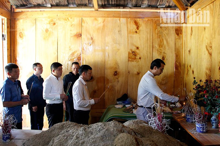 Lãnh đạo xã Ngọc Chiến thực hiện nghi lễ cúng cơm mới tại Nhà thờ Đon Hó, bản Mường Chiến. Lãnh đạo xã Ngọc Chiến thực hiện nghi lễ cúng cơm mới tại Nhà thờ Đon Hó, bản Mường Chiến.