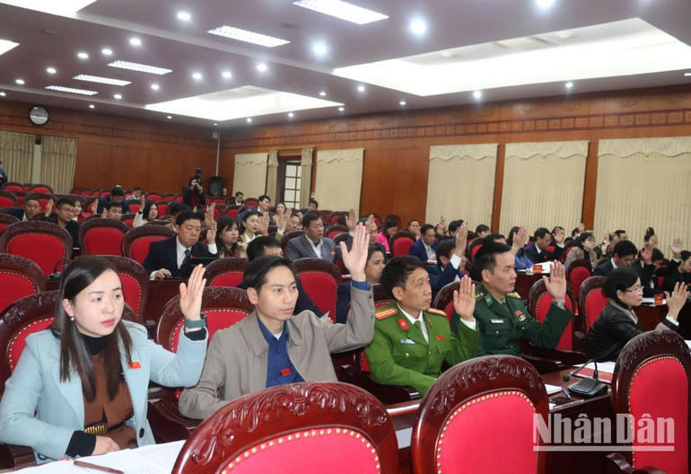 Các đại biểu biểu quyết thông qua 10 dự thảo Nghị quyết tại kỳ họp chuyên đề lần thứ 10 Hội đồng nhân dân tỉnh Sơn La. Các đại biểu biểu quyết thông qua 10 dự thảo Nghị quyết tại kỳ họp chuyên đề lần thứ 10 Hội đồng nhân dân tỉnh Sơn La.