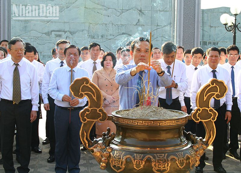 Phó Thủ tướng Chính phủ Trần Lưu Quang dâng hương Chủ tịch Hồ Chí Minh tại Quảng trường Tây Bắc.