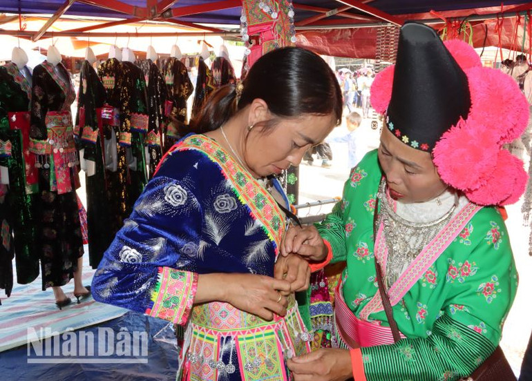 Tại xã vùng cao Co Mạ, huyện Thuận Châu, cùng với tham gia trải nghiệm các hoạt động văn hóa, văn nghệ trong những ngày vui Tết Độc lập, chị em phụ nữ dân tộc H'Mông còn tranh thủ sắm thêm cho mình những bộ trang phục truyền thống tại phiên chợ vùng cao được tổ chức trong dịp này.