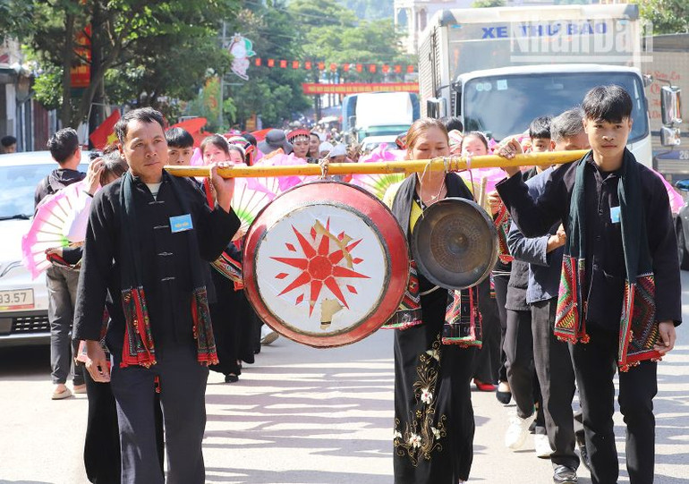 Tại huyện Mộc Châu, tưng bừng và náo nhiệt nhất là hoạt động văn hóa cộng đồng đường phố với sự tham gia biểu diễn của hơn 150 nghệ nhân, diễn viên quần chúng các dân tộc Thái, Dao, Mường, H'Mông...
