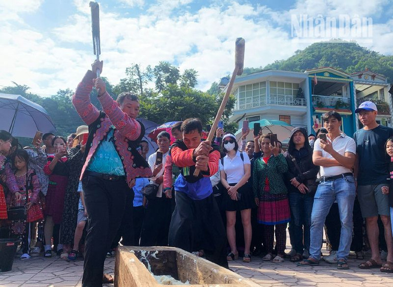 Đến với Sơn La dịp này, người dân và du khách không chỉ được chiêm ngưỡng vẻ đẹp của thiên nhiên, tìm hiểu về văn hóa truyền thống các dân tộc mà còn được tham gia trải nghiệm giã bánh dày của đồng bào dân tộc H’Mông.