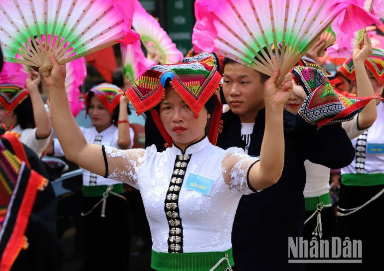 Một tiết mục biểu diễn tham gia hoạt động cộng đồng đường phố của đồng bào dân tộc Thái với bộ trang phục truyền thống tại tuyến quốc lộ 6 chạy qua thị trấn Mộc Châu, huyện Mộc Châu.