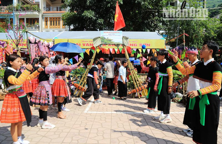 Trong ngày Tết Độc lập, du khách sẽ được trải nghiệm trò chơi ném Pao, một trò chơi truyền thống của đồng bào H’Mông với hình ảnh những đôi nam thanh, nữ tú người H’Mông chơi ném Pao.