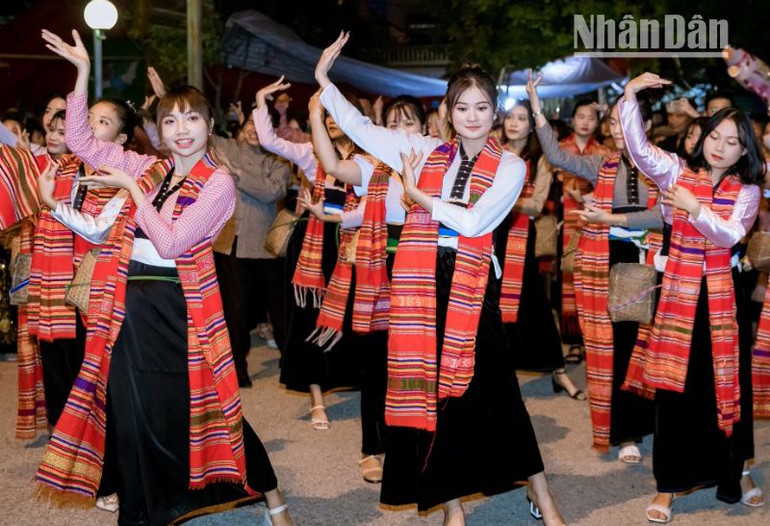 Lần đầu tiên huyện Phù Yên tổ chức các hoạt động cộng đồng đường phố đón Tết Độc lập, nhưng đã thu hút rất nhiều các nghệ nhân, nghệ sĩ, diễn viên và đồng bào các dân tộc thuộc các xã vùng Mường tham gia.