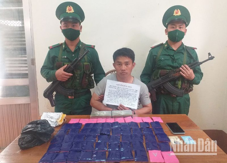 Một trong những Chuyên án do Bộ đội Biên phòng tỉnh Sơn La bóc gỡ, bắt giữ đối tượng Hạng A Xà và tang vật trong chuyên SL-1222. Một trong những Chuyên án do Bộ đội Biên phòng tỉnh Sơn La bóc gỡ, bắt giữ đối tượng Hạng A Xà và tang vật trong chuyên SL-1222.