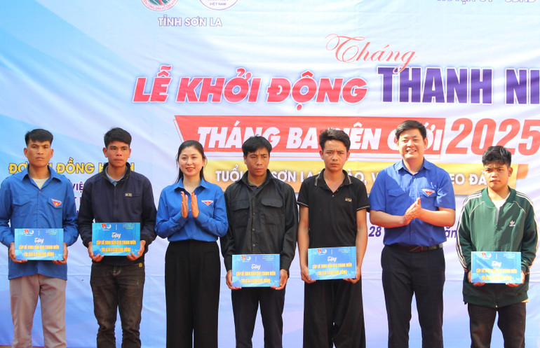 Lãnh đạo Tỉnh đoàn Sơn La trao tặng dê giống cho thanh niên các bản, xã Phiêng Pằn.