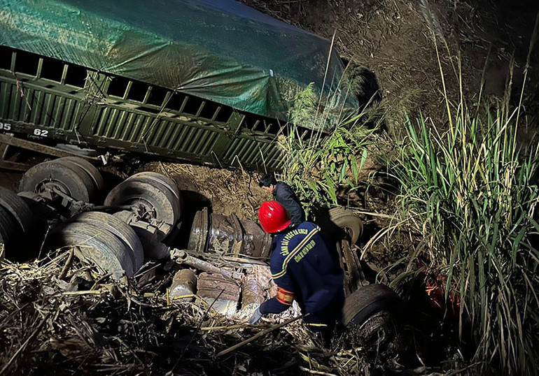 Khu vực nạn nhân bị vùi lấp tại xe ô-tô đầu kéo và sơ-mi rơ-moóc dưới vực sâu.