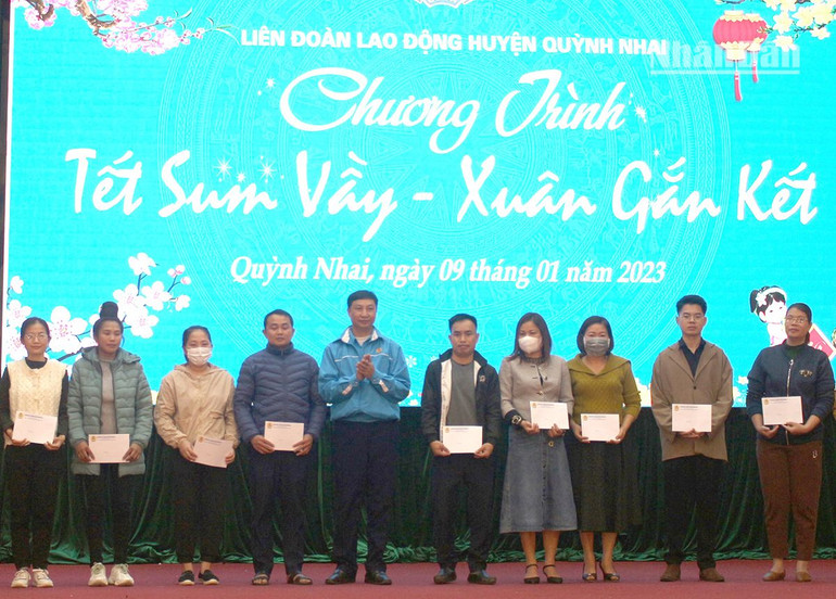 Liên đoàn Lao động huyện Quỳnh Nhai trao quà Tết cho đoàn viên có hoàn cảnh khó khăn.