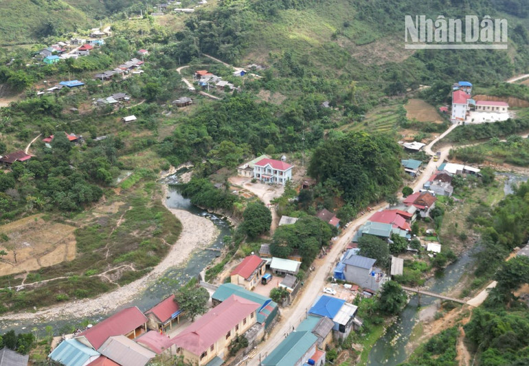 Hiện khu vực xã Mường Bang chưa có điểm bán xăng dầu, người dân phải di chuyển khoảng 30km đi mua xăng dầu. Hiện khu vực xã Mường Bang chưa có điểm bán xăng dầu, người dân phải di chuyển khoảng 30km đi mua xăng dầu.
