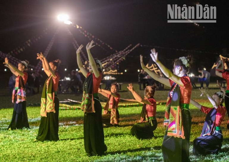 Các khu, điểm du lịch của tỉnh Sơn La dịp này còn có nhiều hoạt động văn hóa, văn nghệ phục vụ khách du lịch. Các khu, điểm du lịch của tỉnh Sơn La dịp này còn có nhiều hoạt động văn hóa, văn nghệ phục vụ khách du lịch.