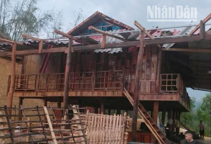 Một số nhà ở của người dân tại bản Nà Lầu, xã Mường É, huyện Thuận Châu bị ảnh hưởng phần mái nhà bởi mưa đá và dông lốc. (Ảnh: TÙNG LÂM)