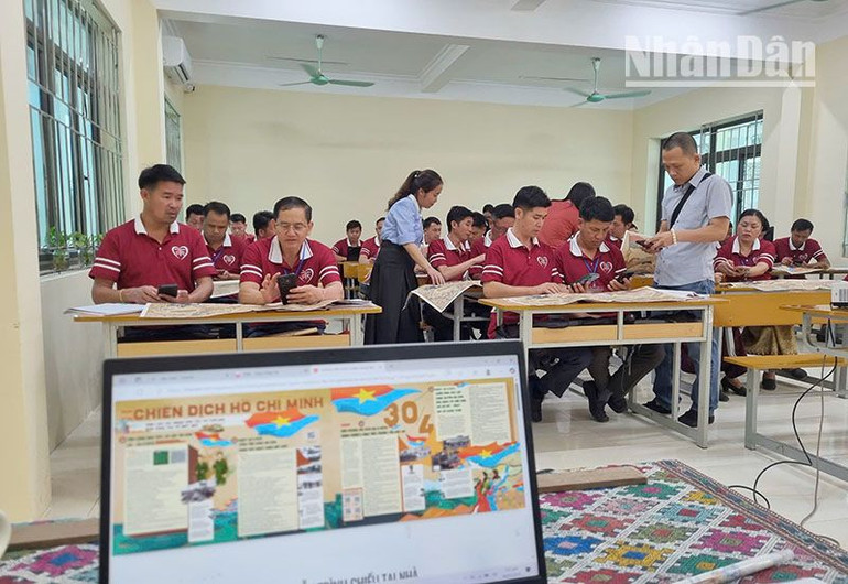 Ngoài việc tặng phụ san đặc biệt, Văn phòng đại diện Báo Nhân Dân tại Sơn La còn phối hợp với Trường cao đẳng Sơn La hướng dẫn cho cán bộ Lào, lưu học sinh Lào cách trải nghiệm bằng điện thoại trên ấn phẩm. Ngoài việc tặng phụ san đặc biệt, Văn phòng đại diện Báo Nhân Dân tại Sơn La còn phối hợp với Trường cao đẳng Sơn La hướng dẫn cho cán bộ Lào, lưu học sinh Lào cách trải nghiệm bằng điện thoại trên ấn phẩm.