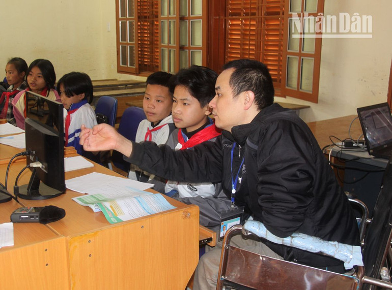 Được lên lớp, được dạy học là động lực giúp thầy giáo Hoàng Anh Phú vượt qua khó khăn. Được lên lớp, được dạy học là động lực giúp thầy giáo Hoàng Anh Phú vượt qua khó khăn.