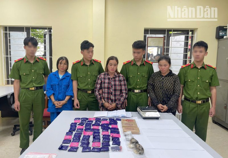 Các đối tượng: Phàng Thị Chư, sinh năm 1988, Mùa Thị Chứ, sinh năm 1989 và Mùa Thị Mụa, sinh năm 1987 cùng trú tại bản Khò Hồng, xã Chiềng Xuân, huyện Vân Hồ cùng số tang vật tại cơ quan công an.