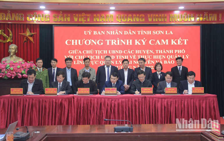 Ký cam kết giữa Chủ tịch Ủy ban nhân dân các huyện, thành phố với Chủ tịch Ủy ban nhân dân tỉnh Sơn La. Ký cam kết giữa Chủ tịch Ủy ban nhân dân các huyện, thành phố với Chủ tịch Ủy ban nhân dân tỉnh Sơn La.