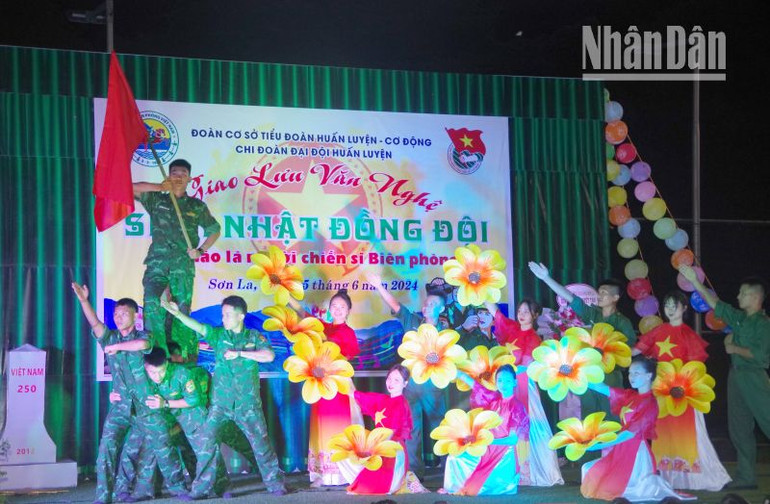 Tiết mục văn nghệ do các chiến sĩ và đơn vị kết nghĩa tự biên tự diễn tại đêm "Sinh nhật đồng đội". Tiết mục văn nghệ do các chiến sĩ và đơn vị kết nghĩa tự biên tự diễn tại đêm "Sinh nhật đồng đội".