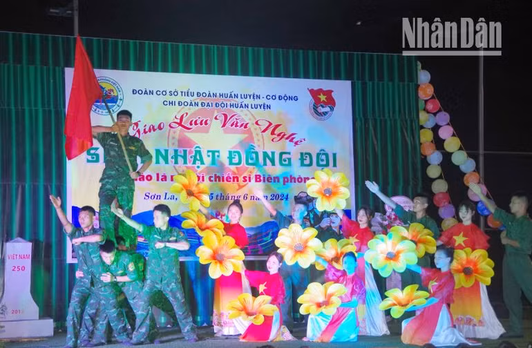 Tiết mục văn nghệ do các chiến sĩ và đơn vị kết nghĩa tự biên tự diễn tại đêm "Sinh nhật đồng đội".