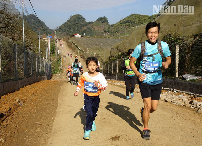 Giải chạy còn có các vận động viên nhí nước ngoài tham gia chạy cùng gia đình.