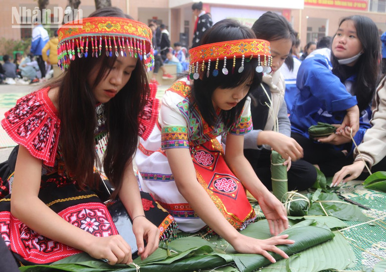 Tổ chức hoạt động trải nghiệm gói và luộc bánh chưng cho học sinh.