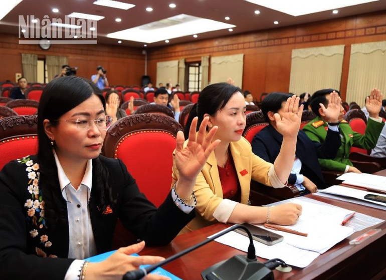 Các đại biểu biểu quyết thông qua các nghị quyết tại kỳ họp chuyên đề thứ 18, Hội đồng nhân dân tỉnh Sơn La, khóa 15, nhiệm kỳ 2021-2026.