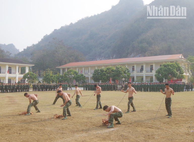 Biểu diễn khí công của cán bộ, chiến sĩ Trung đoàn 754, Bộ Chỉ huy Quân sự tỉnh Sơn La. Biểu diễn khí công của cán bộ, chiến sĩ Trung đoàn 754, Bộ Chỉ huy Quân sự tỉnh Sơn La.