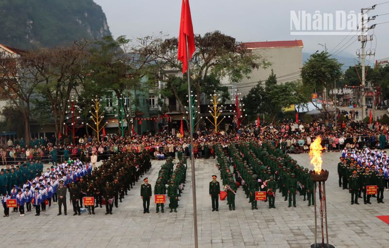 Sáng 10/2/2023, tại sân Công viên huyện Thuận Châu đã diễn ra lễ giao nhận quân với sự tham gia, có mặt có hơn 1.000 người.