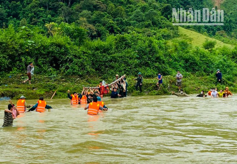 Tỉnh Sơn La đã huy động hơn 100 người thuộc các lực lượng tìm kiếm các nạn nhân mất tích do thiên tai. (Ảnh: Tâm Hạnh)