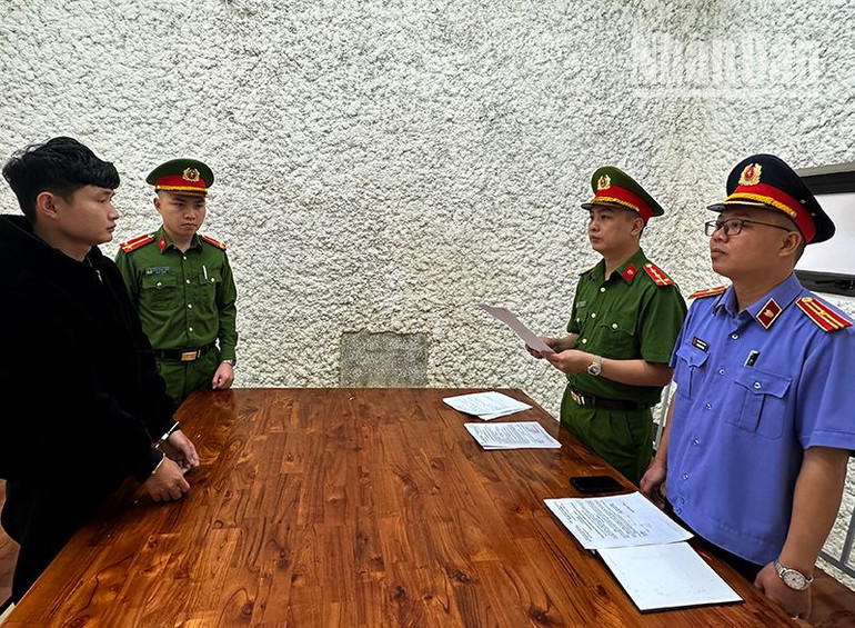 Đối tượng Lò Văn Thành (áo đen) tại cơ quan công an. Đối tượng Lò Văn Thành (áo đen) tại cơ quan công an.