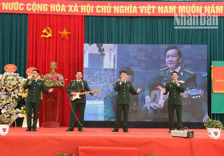 Văn nghệ chào mừng lễ kỷ niệm. (Ảnh: VÌ HIỆN)