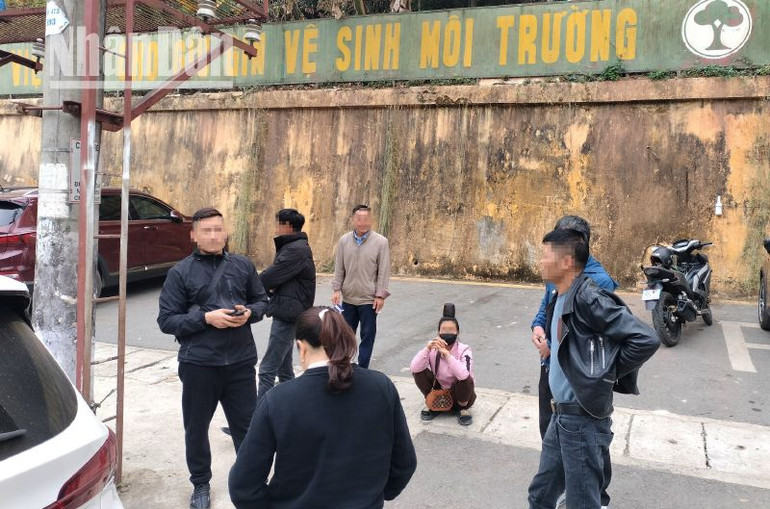 Nhiều người dân đến từ các huyện Sông Mã, Bắc Yên, Yên Châu, thành phố Sơn La... tập trung tại khu vực 27 Tô Hiệu để tìm gặp các bác sĩ, trợ lý bác sĩ...