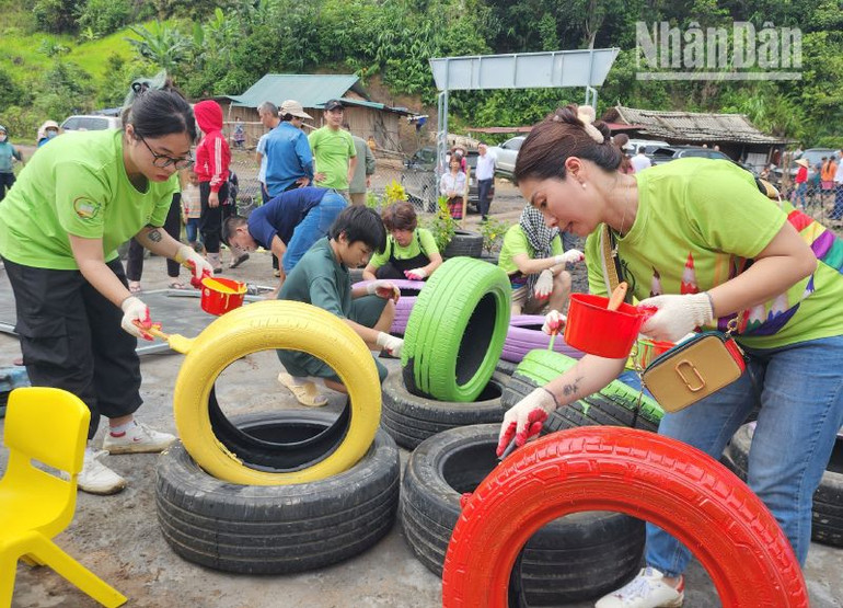 Điểm trường trồng hoa, sân chơi được trang trí bằng 60 chiếc lốp ô tô đã sử dụng.