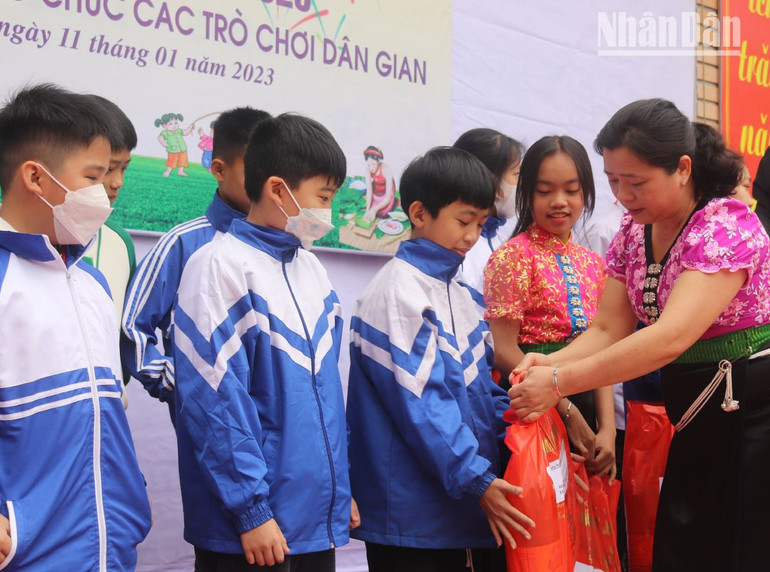 Lãnh đạo Trường Trung học cơ sở Tô Hiệu trao quà Tết cho các học sinh có hoàn cảnh khó khăn.