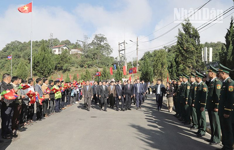 Đoàn đại biểu nước bạn Lào sang tham dự lễ công bố khai trương cặp Cửa khẩu quốc tế Lóng Sập-Pa Háng.