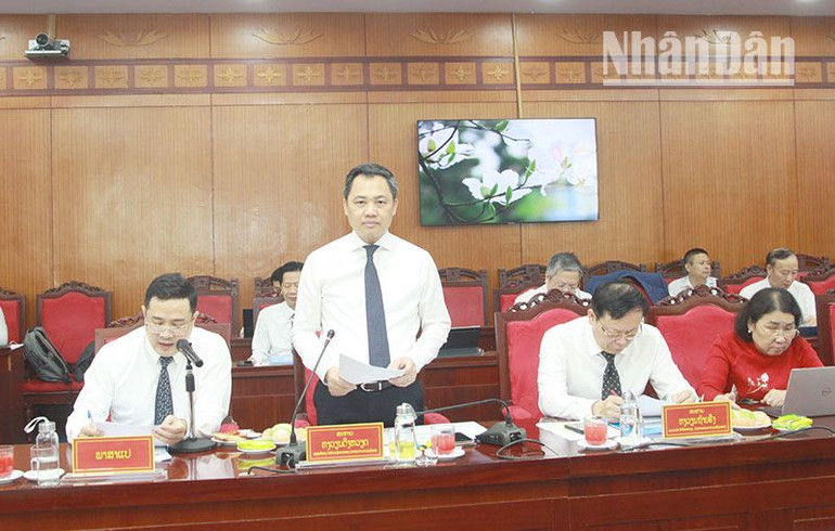 Đồng chí Nguyễn Đình Việt, Phó Bí thư Tỉnh ủy Sơn La, Chủ tịch Ủy ban nhân dân tỉnh Sơn La đã thông tin tới đoàn công tác nước bạn Lào về tình hình phát triển kinh tế-xã hội của tỉnh Sơn La.