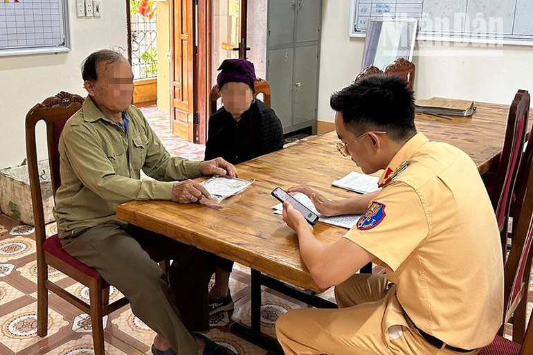 Đại úy Nguyễn Đình Viễn giải thích, hướng dẫn vợ chồng ông H.V.T sau khi nắm bắt được sự việc.