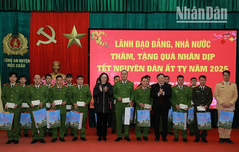 Đoàn công tác tặng quà cán bộ, chiến sĩ Công an huyện Mộc Châu.