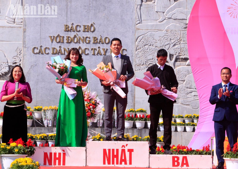 Ban Tổ chức trao giải cho các phần thi.